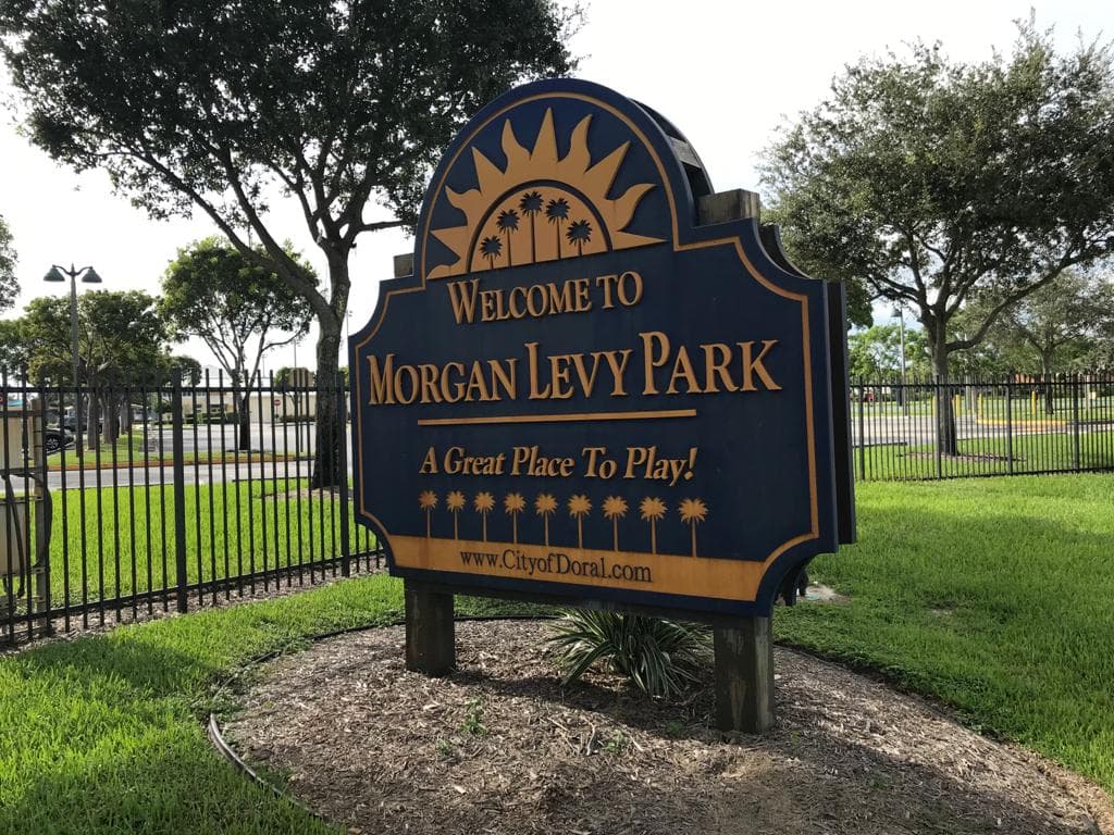 Si se siente enfermo, las autoridades de la ciudad le piden que no vaya al parque.