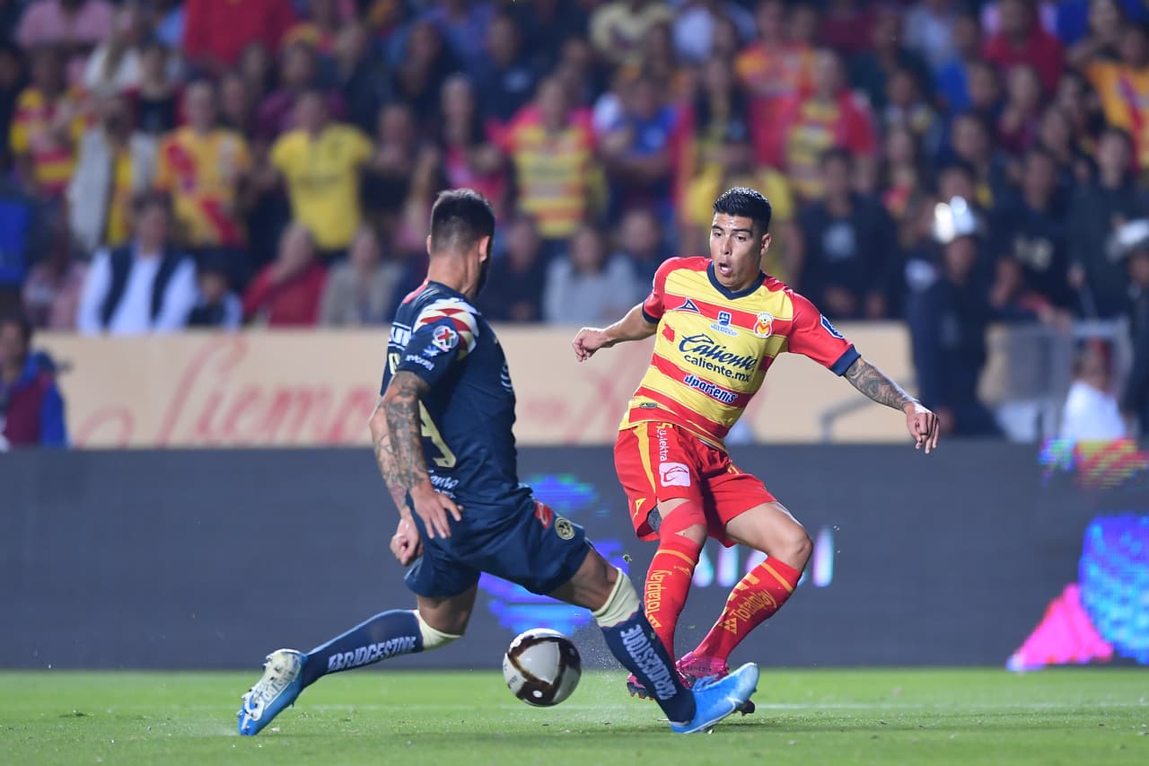 Desborde por la banda del 'Quick' Mendoza para asistir, de caño, a Aristeguieta.