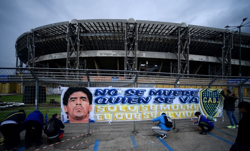 Se cumple un año de la partida de Diego Armando Maradona y el mundo del futbol lo recuerda con diferentes gestos, homenajes por parte de clubes y fanáticos y publicaciones en redes sociales; D10s sigue presente.