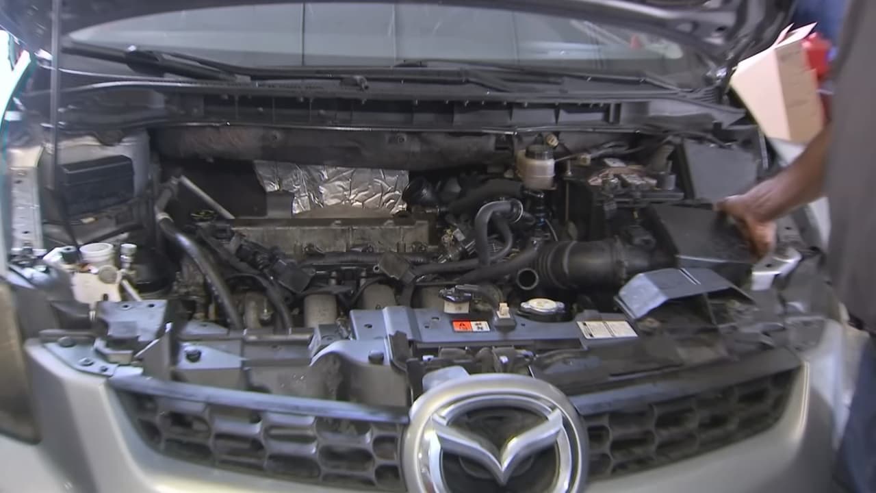 Si no puedes ir donde un mecánico. Puedes seguir también estos consejos, empezando por verificar que el aceite del motor este limpio.