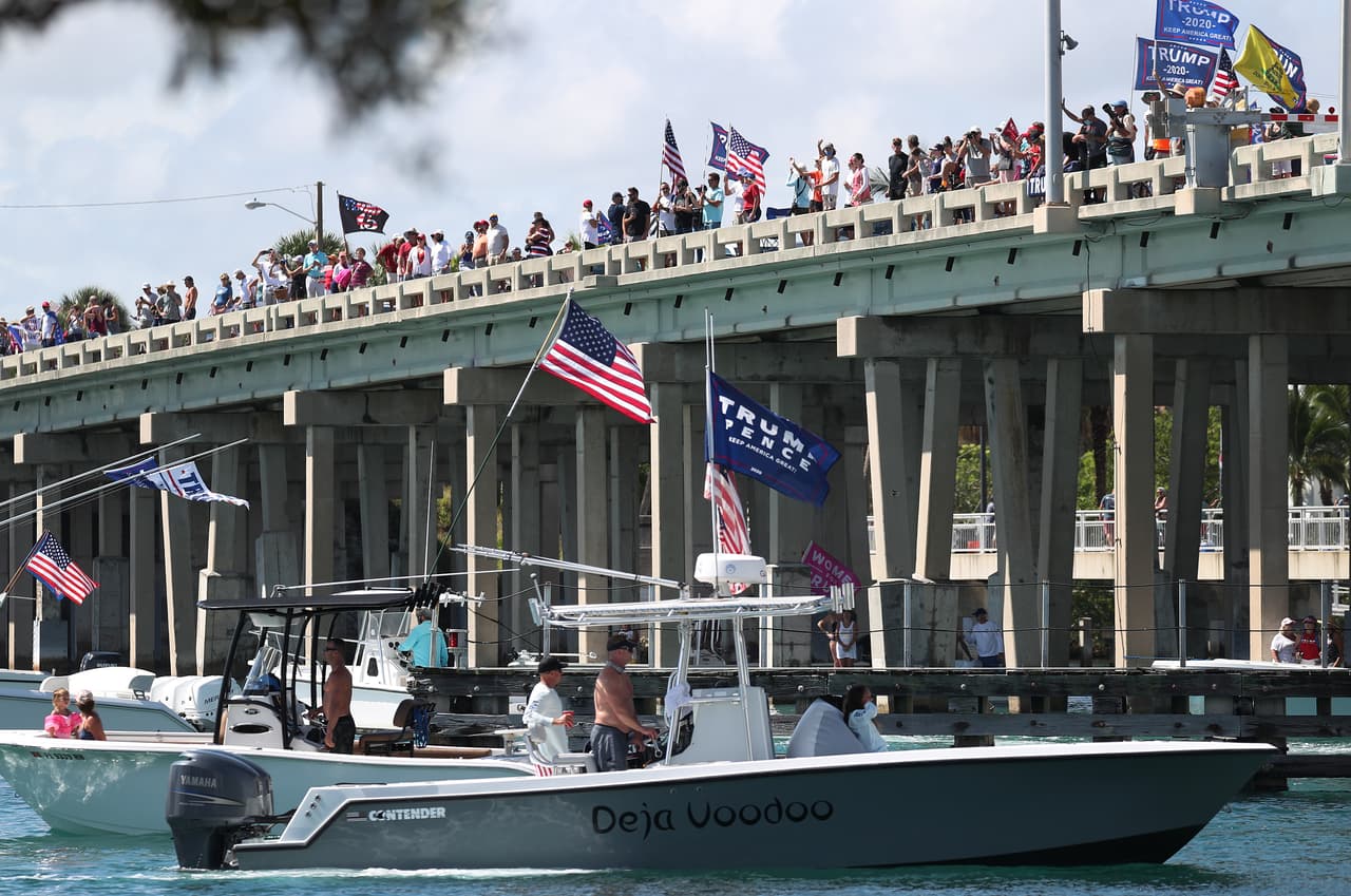 Decenas de personas se unieron al evento en apoyo a Trump, pemaneciendo con sus banderas en el puente.
<br>
