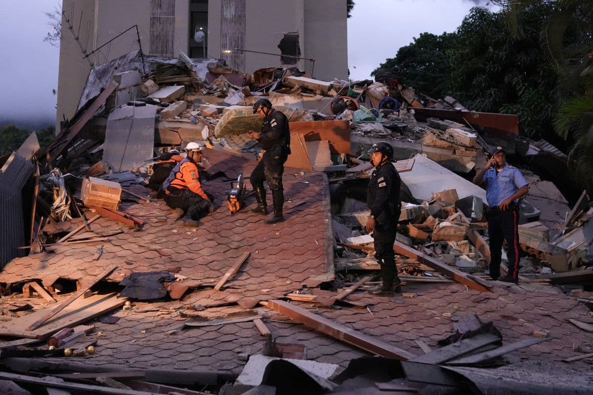Personal de rescate inspecciona los restos de un edificio derrumbado en busca de posibles sobrevivientes.