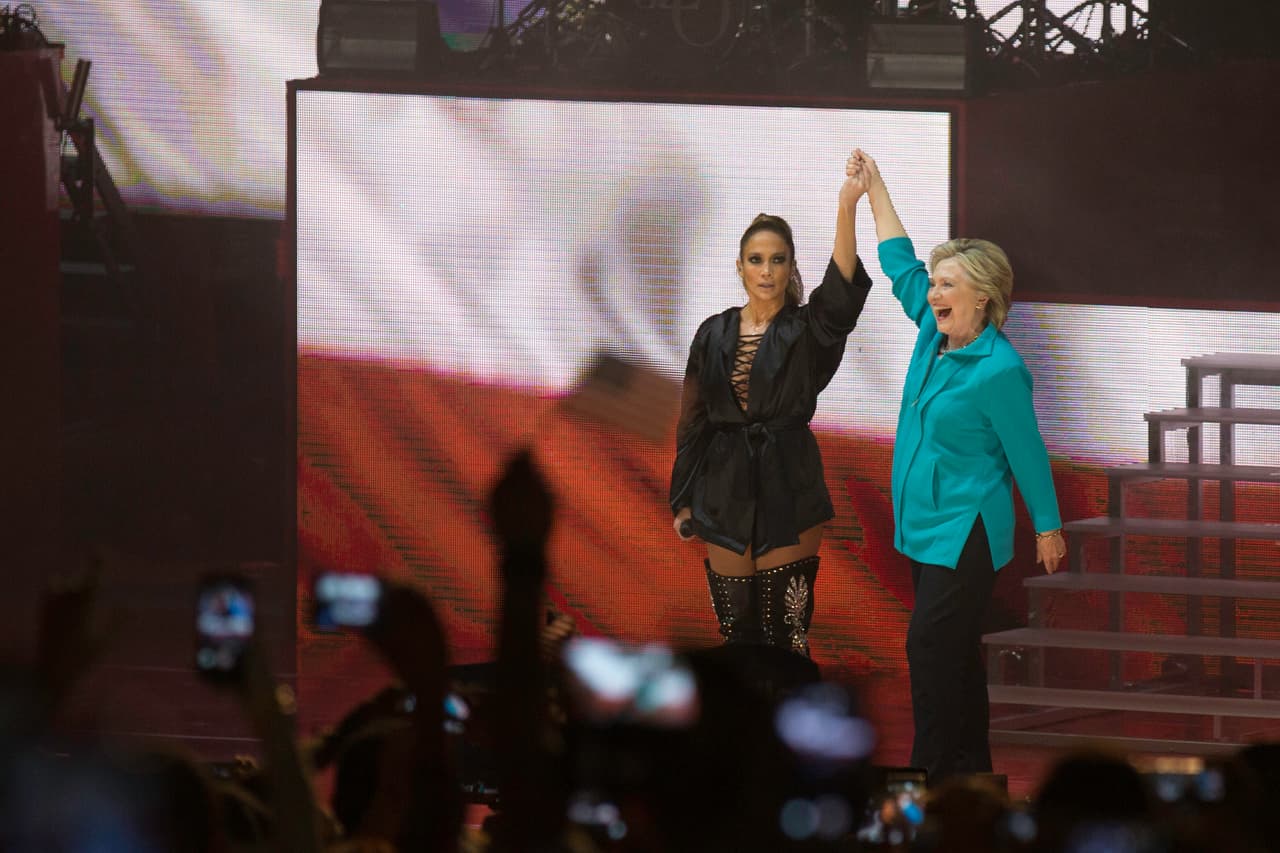 Hillary entró al escenario de Miami y junto a JLo y Marc Anthony invitó a todos a votar este 8 de noviembre.