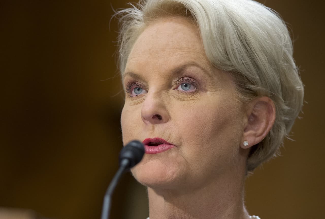 <b>Cindy McCain.</b> “Es hora de que sigamos adelante. Es hora de que nos curemos, es hora de que apoyemos a nuestro presidente electo", dijo a CNN
<a href="https://www.cnn.com/2020/11/13/politics/cindy-mccain-joe-biden-supported-president-elect-cnntv/index.html"><u>la viuda de John McCain</u></a>. Agregó que el fallecido senador republicano de Arizona hubiera querido que Joe Biden fuera reconocido y apoyado como presidente electo.
<br>