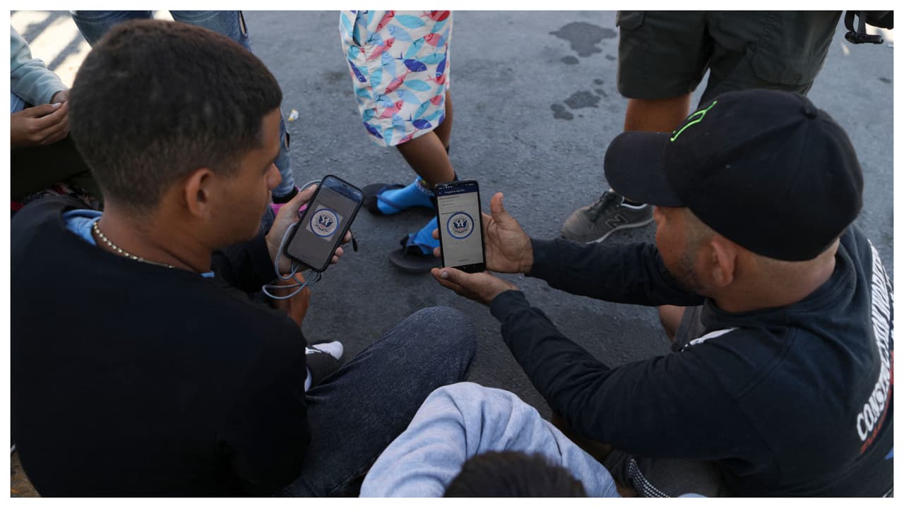 Migrantes cubanos enfrentan problemas para cruzar del sur de México a la frontera y acceder a CBP One