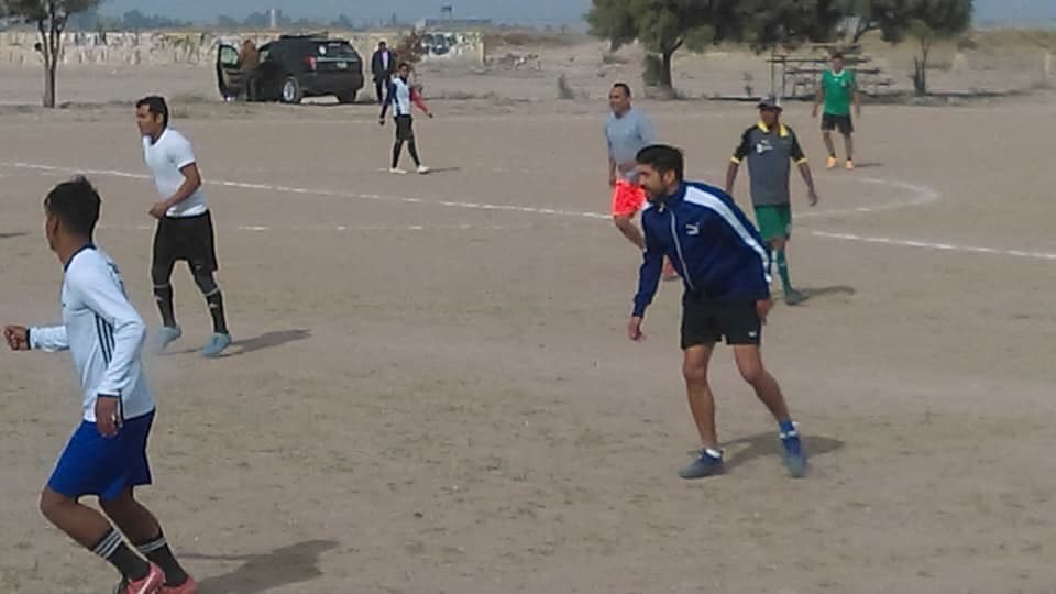 Oribe Peralta fue captado jugando 'cascarita' en su pueblo natal