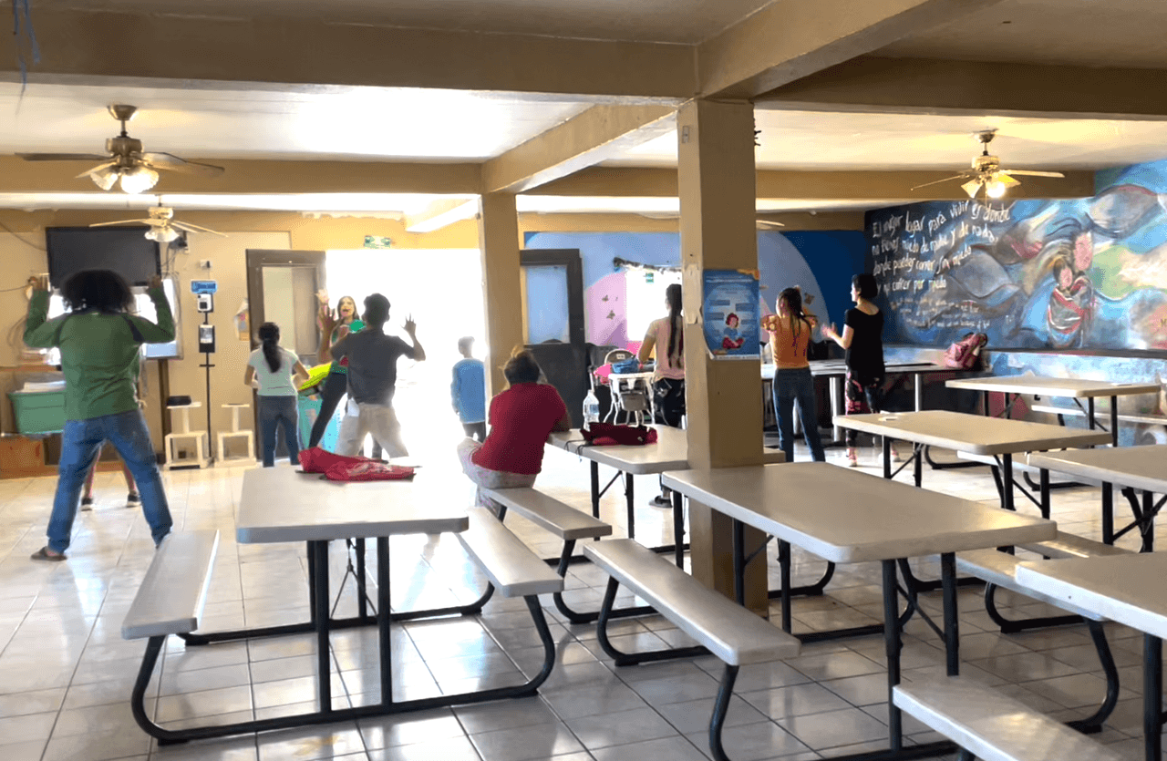 Este es el comedor donde se reunen los 125 migrantes que se encuentran albergados en el lugar. En las mañanas, voluntarias dan clases de bailes a niños y adultos que quieran participar.