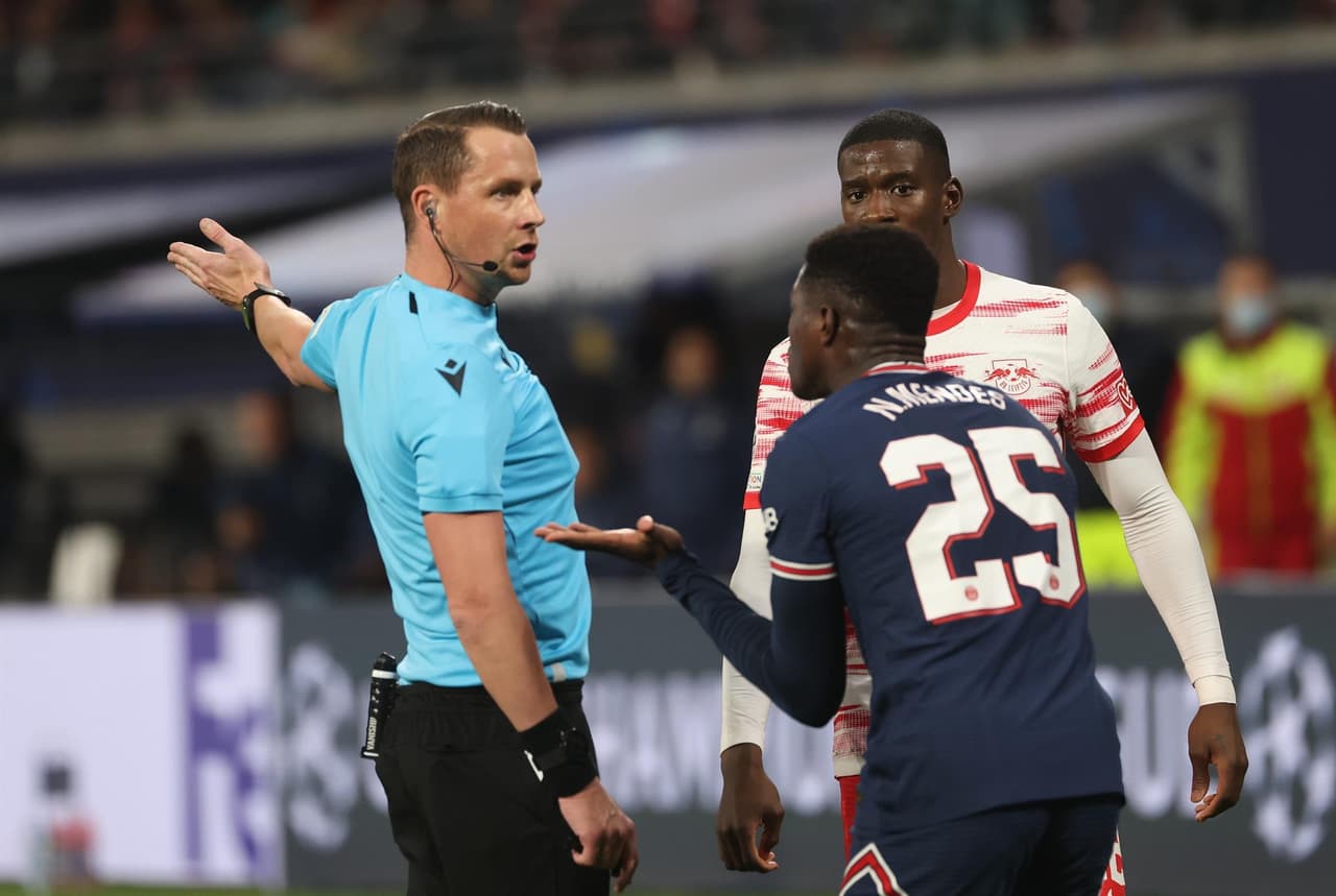 Paris Saint Germain empata ante el RB Leipzig con marcador 2-2, con doblete de Georginio Wijnaldum (21’, 39’) a favor de la visita. Las otras dos anotaciones fueron deChristopher Nkunku(8') yDominik Szoboszlai (90'+2'), durante la fase de grupos en la UEFA Champions League.
