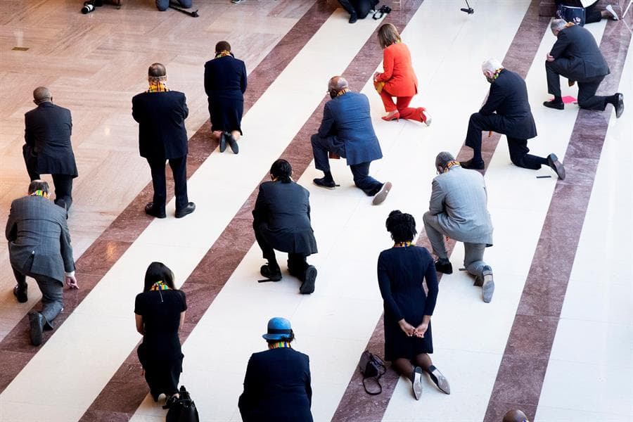 La presidenta de la Cámara de Representantes, Nancy Pelosi, y legisladores demócratas se arrodillaron en silencio este lunes en el Capitolio para honrar a George Floyd y a las víctimas de la injusticia racial.