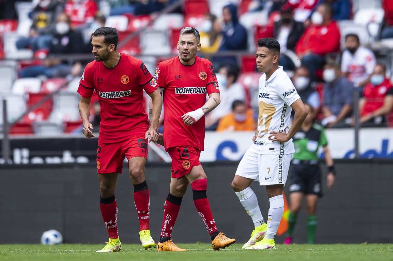 Toluca se impone en su casa 2-1 ante los Pumas de la UNAM, durante las séptima fecha del torneo de Apertura 2021 de la Liga MX. Juan Ignacio Dinneno abrió el marcador al minuto 8' tras cobrar un penal, sin embargo, los 'Diablos Rojos' remontaron con anotaciones de Rubens Sambueza (19') y Alexis Canelo (70').