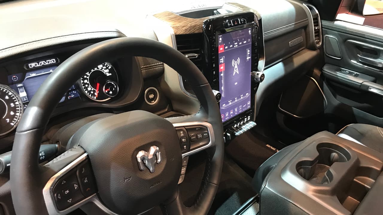 <h3 class="cms-h3-H3">Ram 1500 Laramie 2019</h3>
<br>
<br>Esta imagen del interior de la versión
<b><a href="La nueva RAM 1500 Laramie Longhorn 2019 es una de las pickup más lujosas jamás construidas" target="_blank">más lujosa</a></b> de la pickup full size de FCA muestra una de sus caracteristicas más discutidas, la pantalla táctil de 12 pulgadas, completamente configurable, divisible en dos secciones y colocada verticalmente al estilo de los más recientes modelos de Volvo.