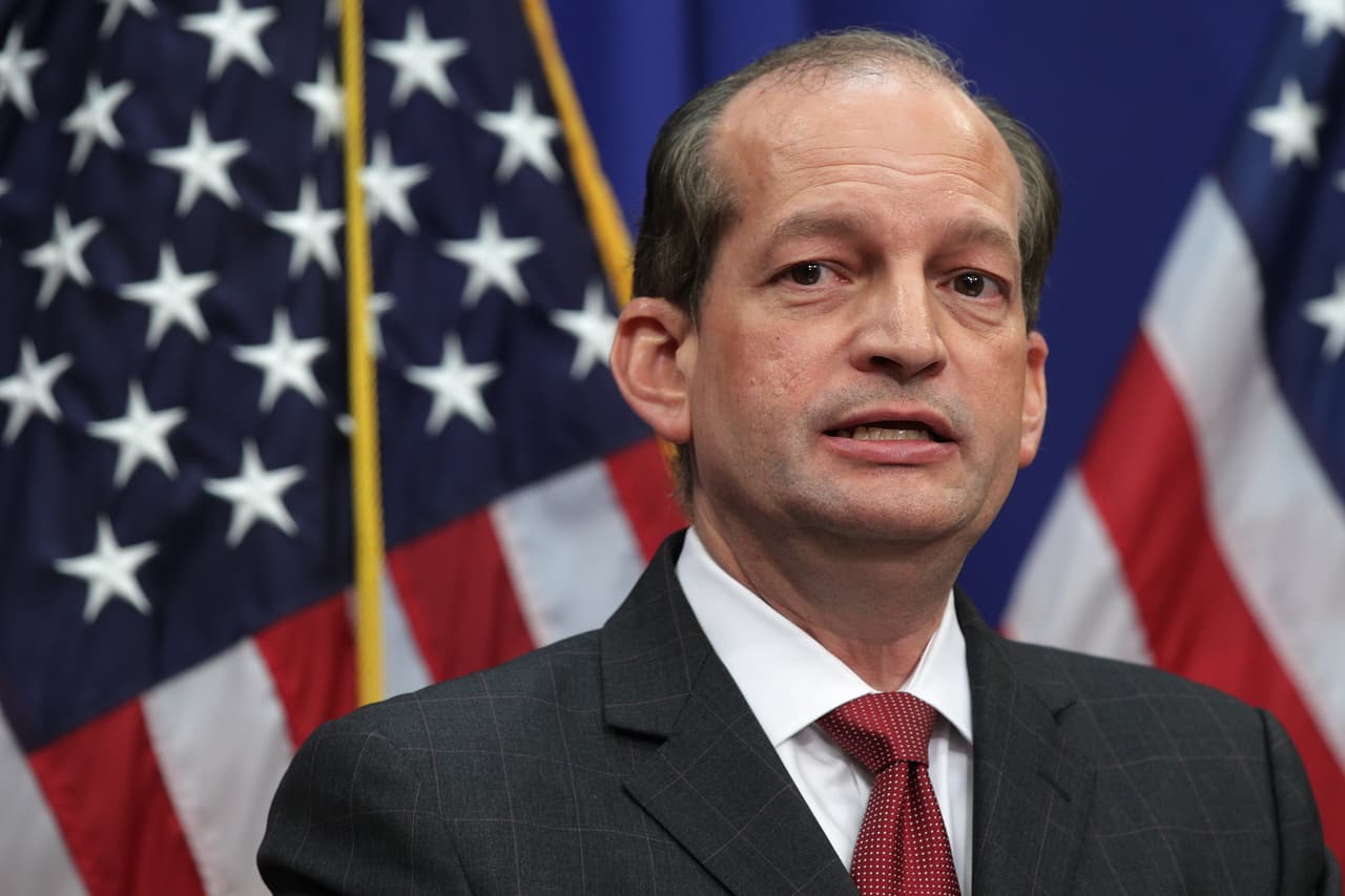 El secretario de Trabajo, Alexander Acosta, presentó su renuncia el viernes 12 de julio, apenas dos días después de haber defendido su participación en 208 como fiscal federal de Florida cuando negoció un acuerdo laxo (posteriormente considerado ilegal por un tribunal) que permitió al millonario Jeffrey Epstein evitar cargos federales por abuso sexual y tráfico de menores. El caso revivió en noviembre de 2018 gracias a una investigación del diario The Miami Herald y finalmente estalló cuando la fiscalía de Nueva York arrestó a Epstein por cargos similares a los que había sido procesado.