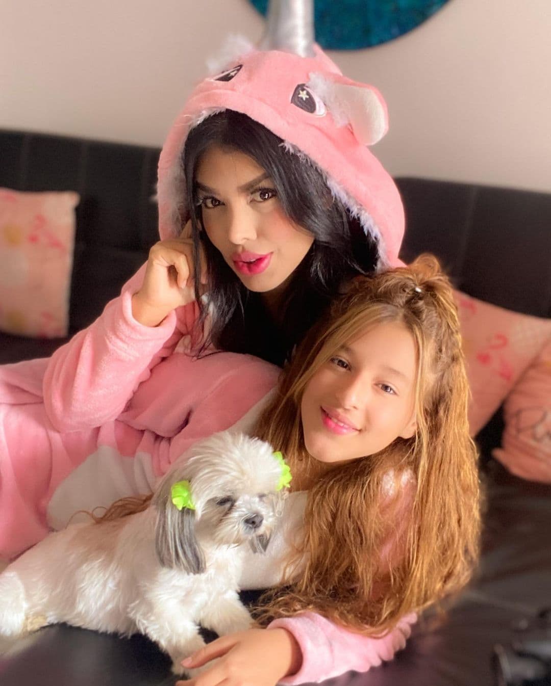 “Yo creo que es el mejor regalo que le pude haber dado en la vida, por el bullying en el colegio, los niños suelen ser muy crueles. Obviamente se la va a realizar, no le gusta su nariz y no la voy a obligar a que le guste, porque yo ya pasé por lo mismo”, dijo al respecto.