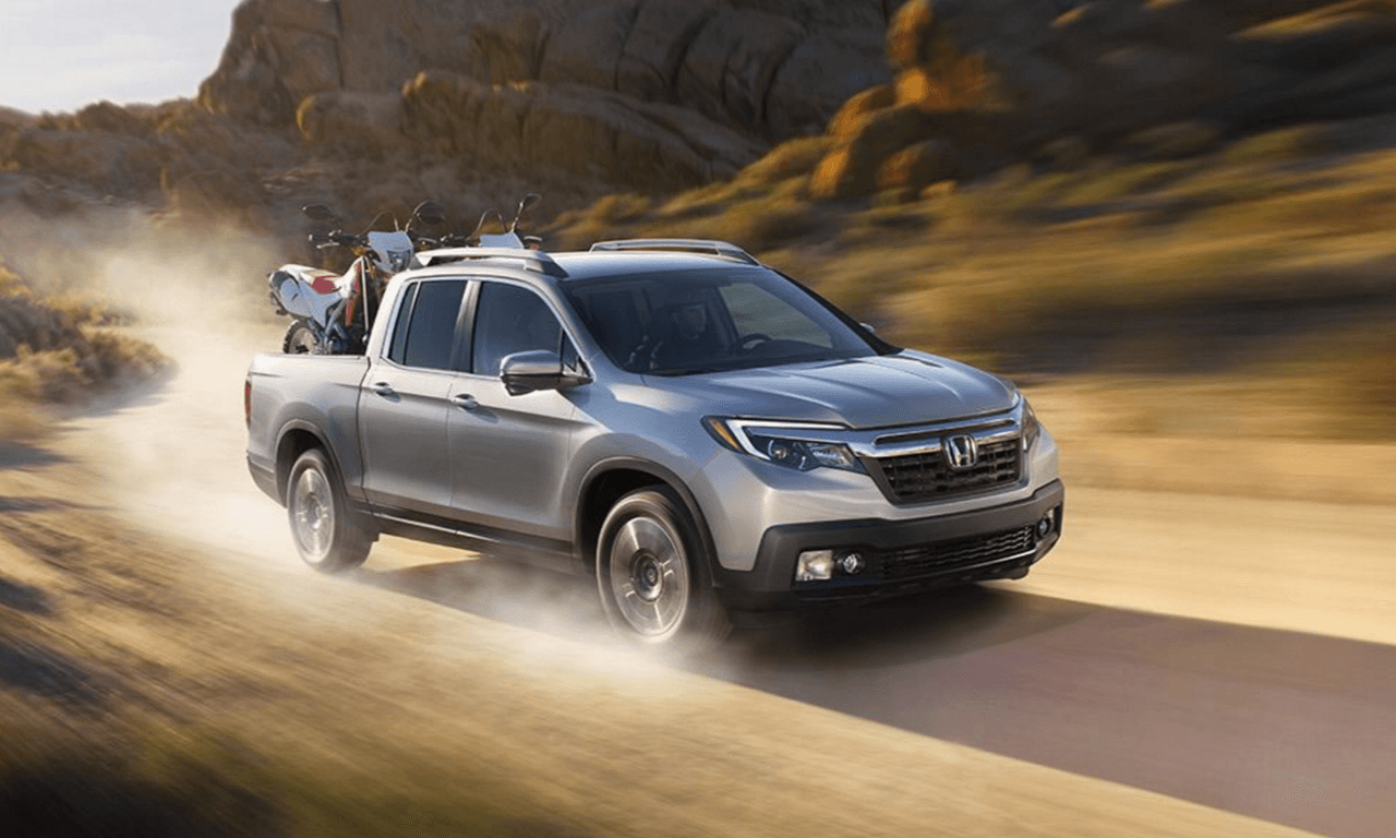 <b>Medianas</b>: El sorprendentemente exitoso lanzamiento de la segunda generación de las gemelas
<b>Chevrolet Colorado</b> y
<b>GMC Canyon</b> en 2015 revivió el segmento de la pickup mediana y desde entonces no ha parado de crecer. Tanto las ventas como las opciones han crecido. Después de un descanso de tres años
<b>Honda</b> revivió su
<b>Ridgeline</b> para 2017 y
<b>Ford</b> reintroducirá la
<b>Ranger</b>, la antigua líder del segmento, en 2020 después de nueve años de ausencia. Aparte de las Colorado, Canyon y Ridgeline el segmento también está compuesto por la
<b>Toyota Tacoma</b> y la
<b>Nissan Frontier</b>.
<br>
<br>Muchos compradores consideran a la pickup mediana como la alternativa ideal a las enormes pickups tamaño familiar.
<br>
<br>En la imagen:
<b>Honda Ridgeline 2017</b>.