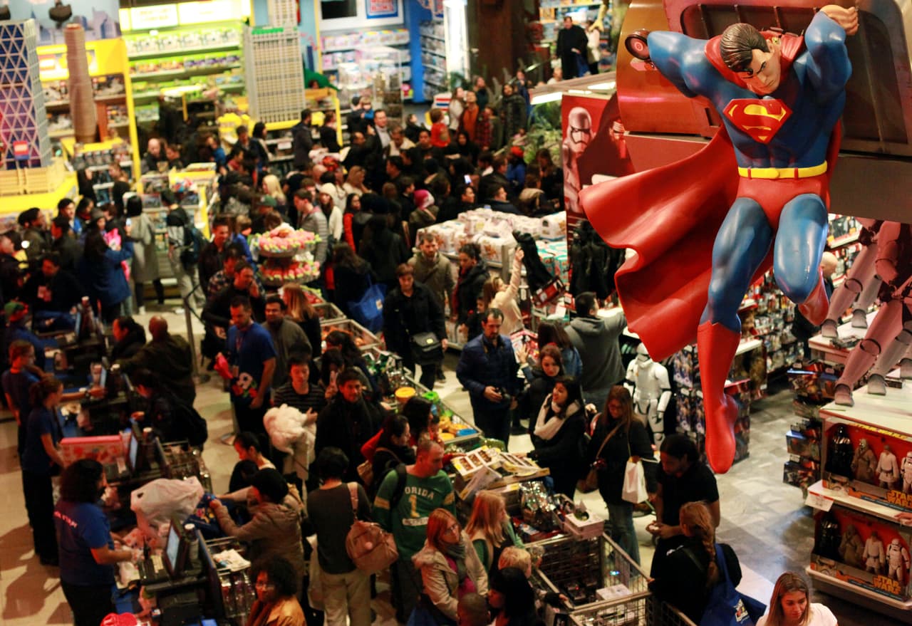 Miles de personas aprovechan los descuentos de la famosa tienda de juguetes después de Black Friday.
