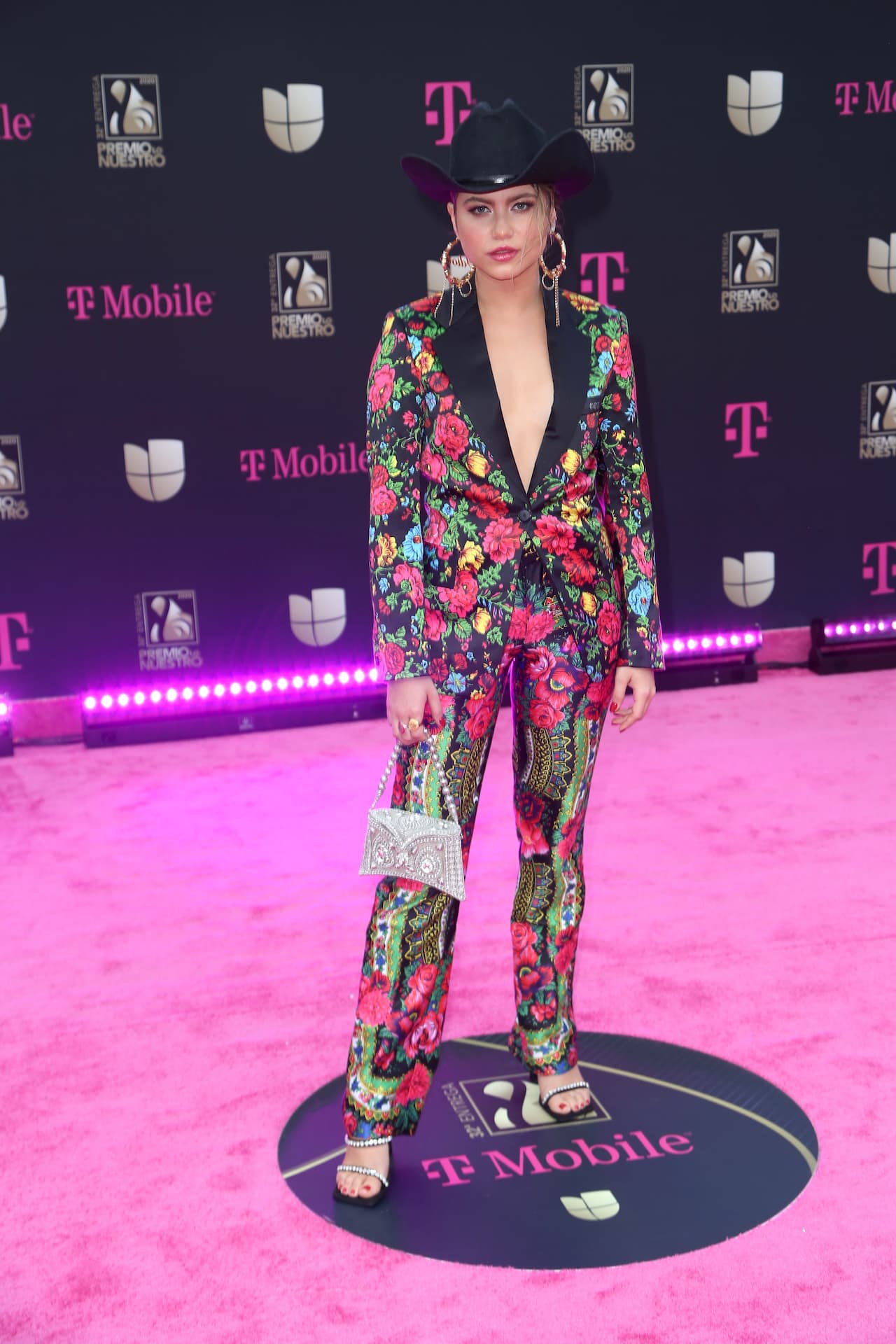 <b>Sofía Reyes</b> llegó a la American Airlines Arena usando un traje OTT, que combinó con unos
<b>aretes diseñados por Georgina Treviño, especialmente para Premio Lo Nuestro</b>. Complementó su outfit con anillos artesanales mexicanos y un sombrero fabricado en Chihuahua.