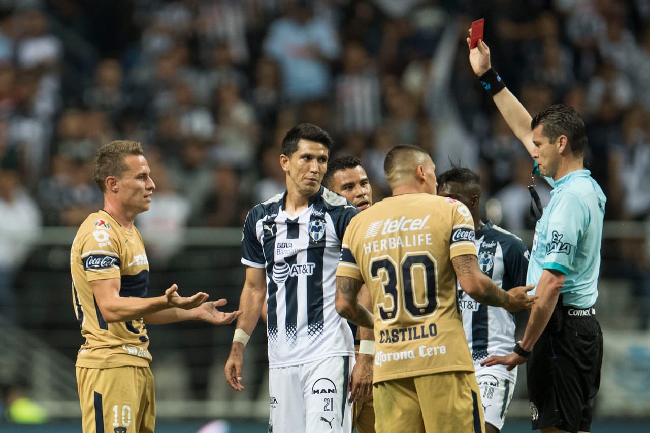 Abraham González vio la roja directa al minuto 58, sepultando cualquier posibilidad de remontada de los universitarios.