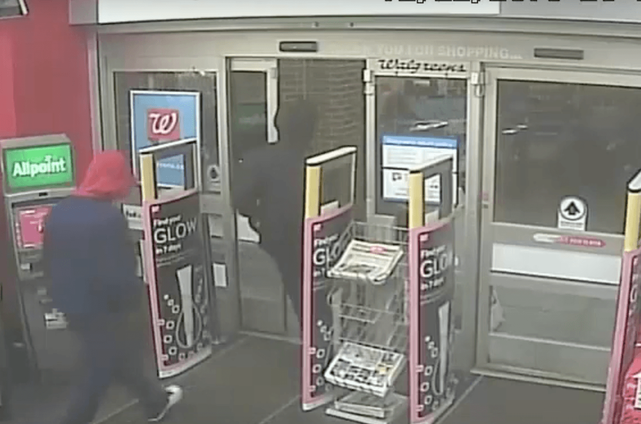 Los sospechosos huyeron del establecimiento con dirección desconocida.