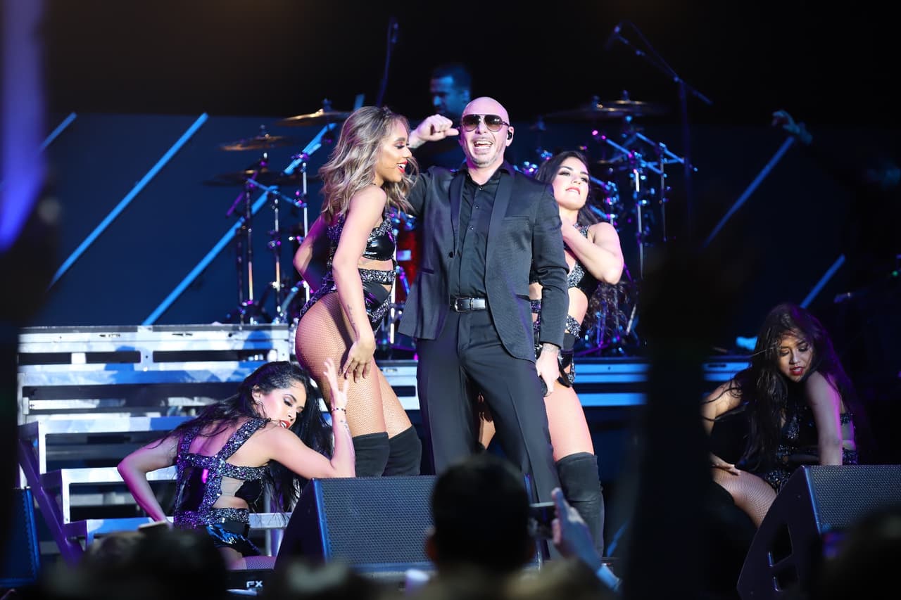 Con sus éxitos y sus bailarinas, levantó el encendió la fiesta.