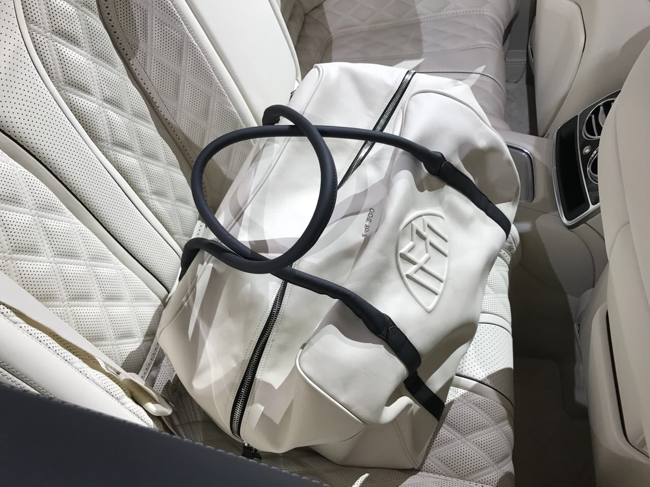 Todas la unidades del
<b>Mercedes-Maybach S650 Cabriolet </b>cuentan con un lujoso juego de cuatro piezas de equipaje hechas del mismo cuero de los asientos y coordinadas con el color del interior del vehículo. En la imagen se puede ver una de las bolsas de mano, la cual tiene una inscripción que indica el número del vehículo entre las 300 unidades que serán producidas.
