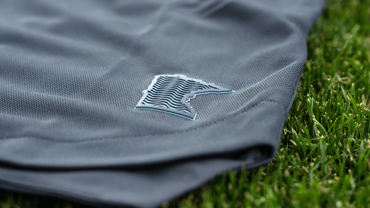 El mismo tono es empleado en el mapa del estado de Minnesota en silicona que aparece en la parte anterior de la casaca.
<br>