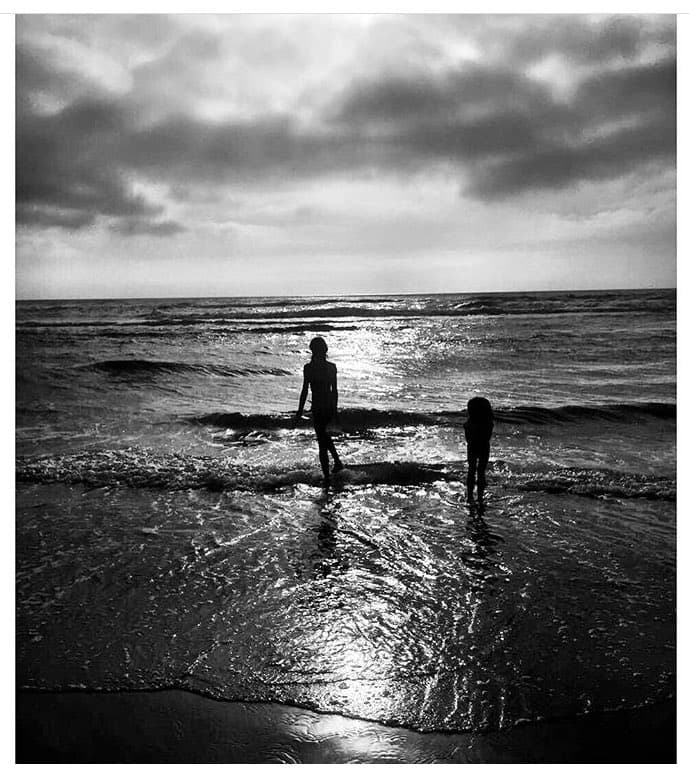 Y en esta segunda imagen, se ven las siluetas de sus hijas, Jimena de 11 años de edad y Olivia de 7 años, ambas saltando las olas de las bellas playas marroquíes mientras disfrutan un buen rato junto a su famoso padre.