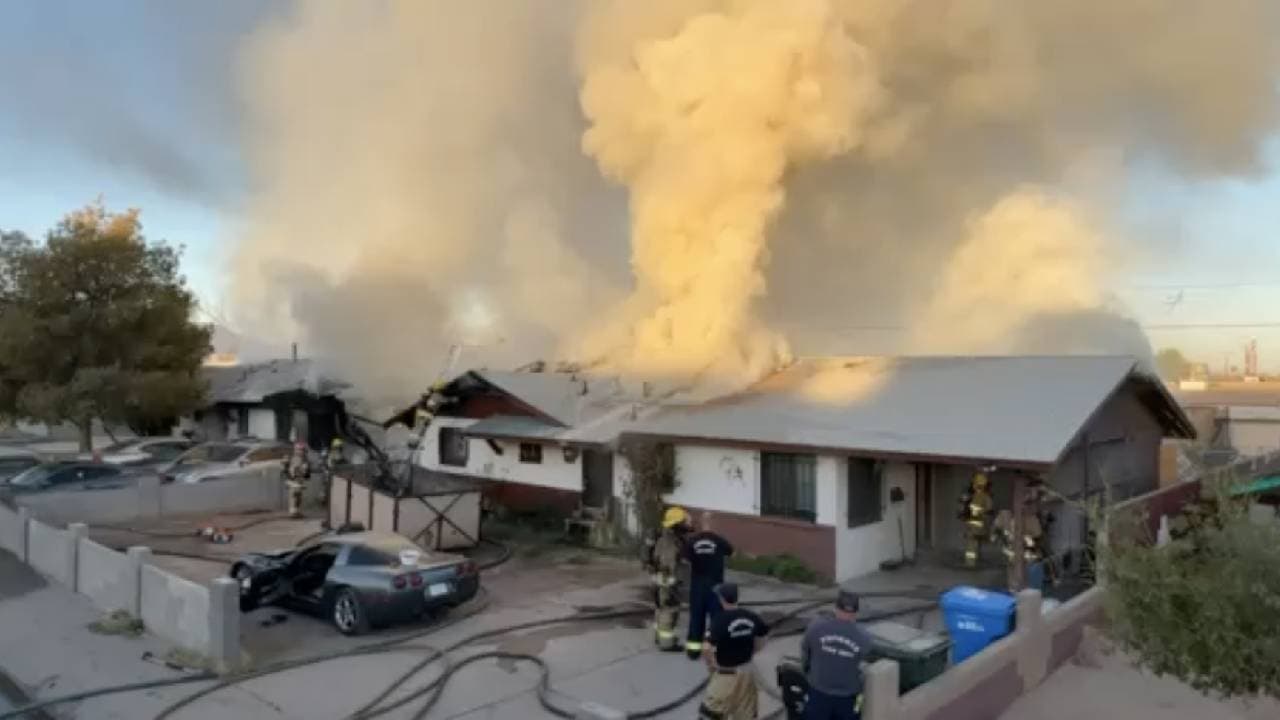 Al llegar encontraron las dos viviendas con llamas y humo saliendo de los techos, por lo que de inmediato colocaron líneas de suministro para tratar de controlar.