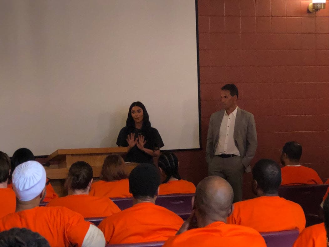 La empresaria visitó el correccional para grabar entrevistas y otros aspectos porque la cadena Oxygen Network está produciendo el documental 'Kim Kardashian West: The Justice Project'.