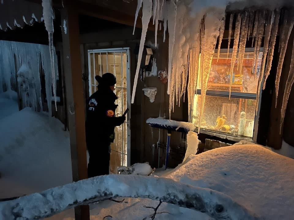 Equipos del Departamento de Bomberos del Condado de San Bernardino apoyaron emergencias de gas y evaluaciones de peligros.
<br>