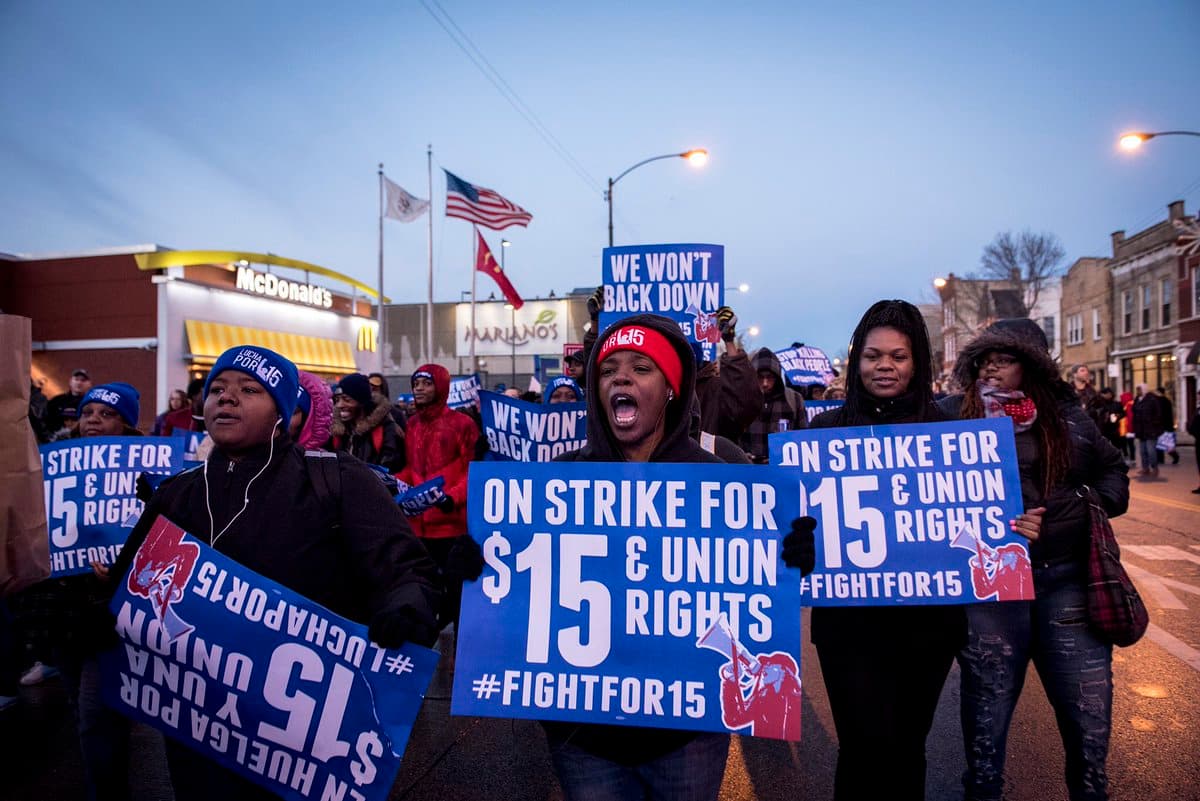 Desde muy temprano este martes, cientos de trabajadores salieron a manifestarse en Chicago por la "Lucha por los 15".