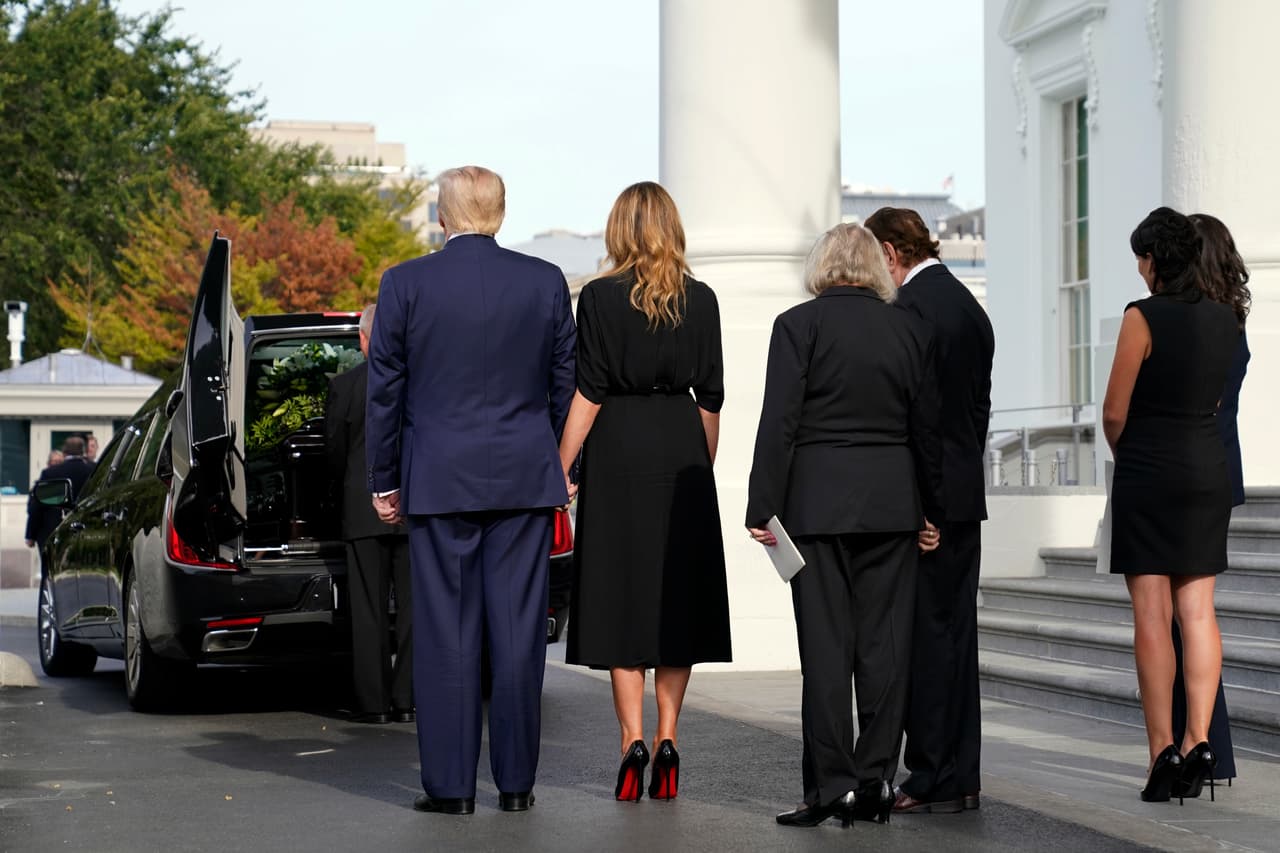 Donald y Melania Trump frente al féretro. La mayoría de los funerales organizados en la Casa Blanca para miembros de la familia del presidente han sido para hijos de los presidentes en funciones. El
<a href="https://www.coolidgefoundation.org/blog/the-medical-context-of-calvin-jr-s-untimely-death/" target="_blank">hijo de Calvin Coolidge</a> que murió a los 16 años en 1924 y
<a href="https://www.washingtonpost.com/lifestyle/style/willie-lincolns-death-a-private-agony-for-a-president-facing-a-nation-of-pain/2011/09/29/gIQAv7Z7SL_story.html" target="_blank">el hijo de Abraham Lincoln, que murió a los 11 años en 1862</a>, tuvieron funerales en la casa presidencial.
<br>
<br>
<br>