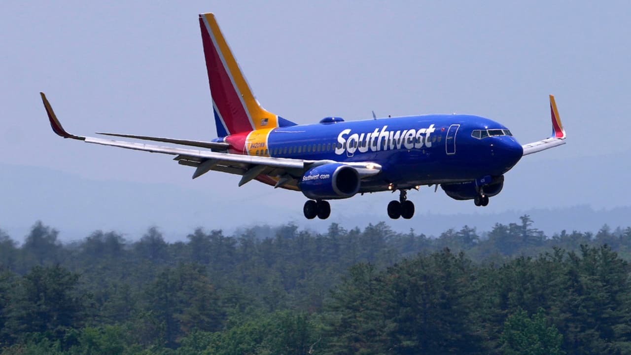 Un avión de Southwest que despegó de Sacramento aterriza de emergencia en Los Ángeles