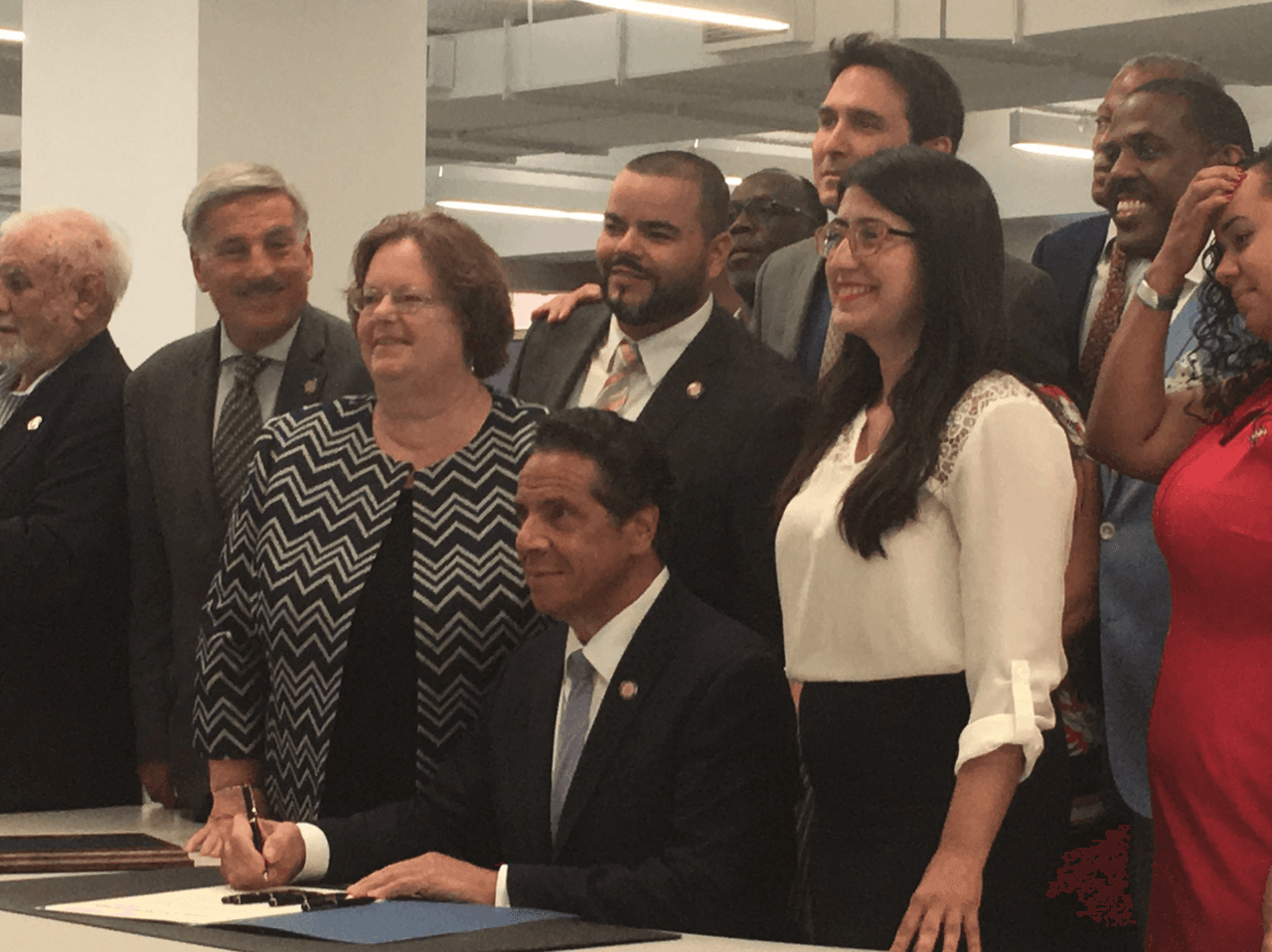 Gobernador Cuomo con la auspiciadora de la ley en el senado, Jessica Ramos