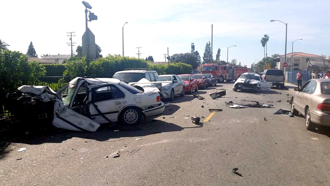 Automovilista choca varios vehículos en ‘carambola’ y atropella a dos personas
