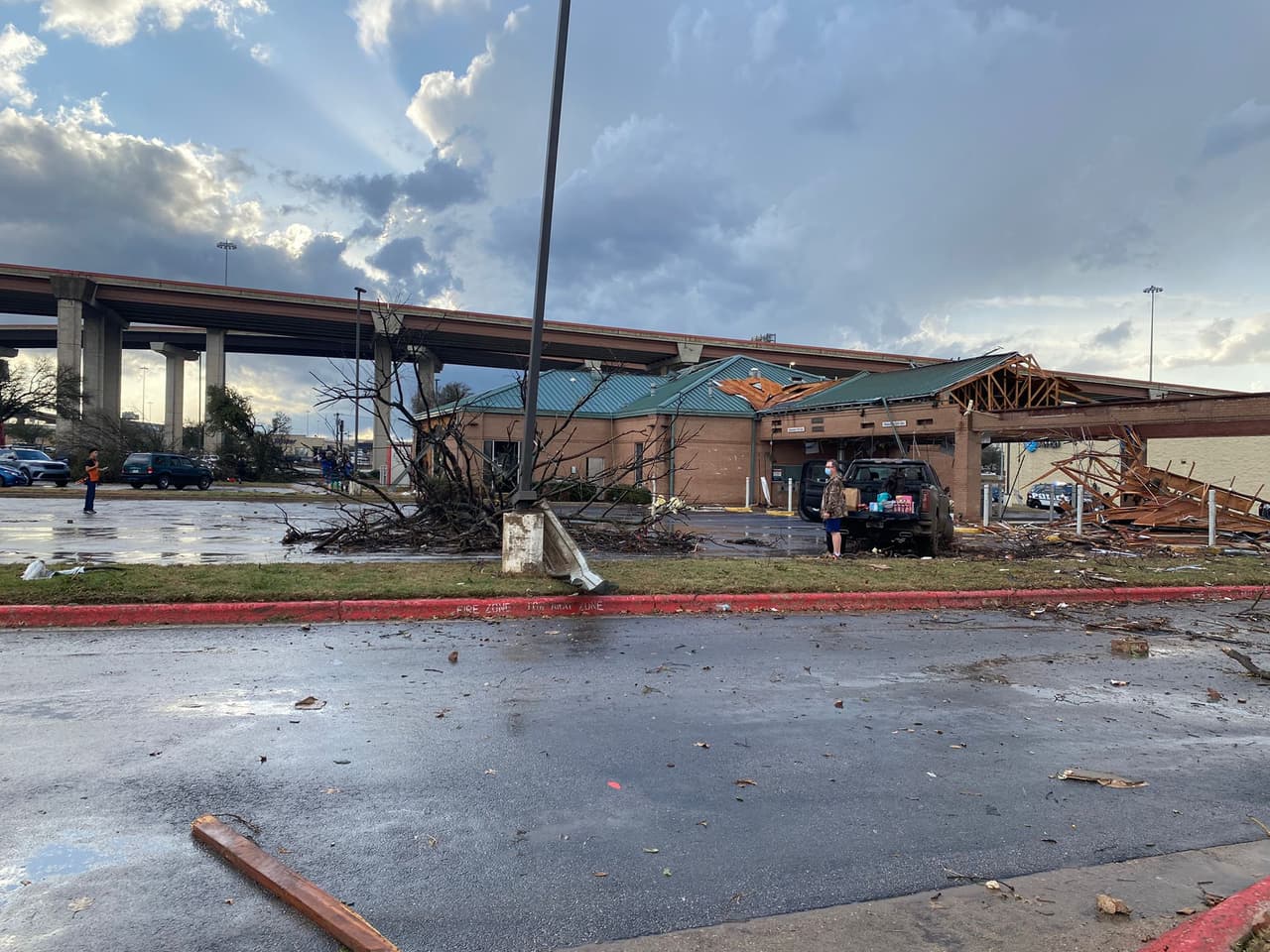 Los vehículos en el estacionamiento quedaron en su mayoría con vidrios rotos.