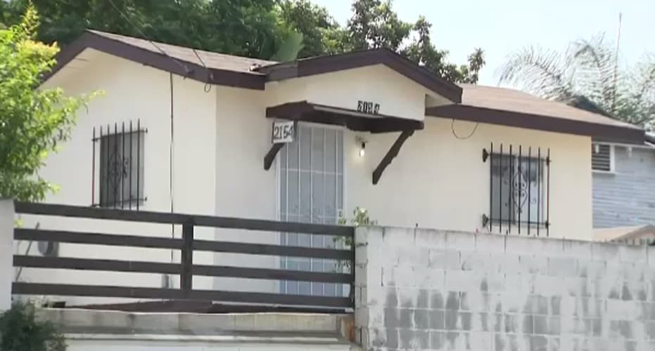 El cádaver del menor fue hallado dentro de un clóset en la residencia que ocupa su familia en la comunidad de Echo Park, una zona mayormente hispana en el condado de Los Ángeles.