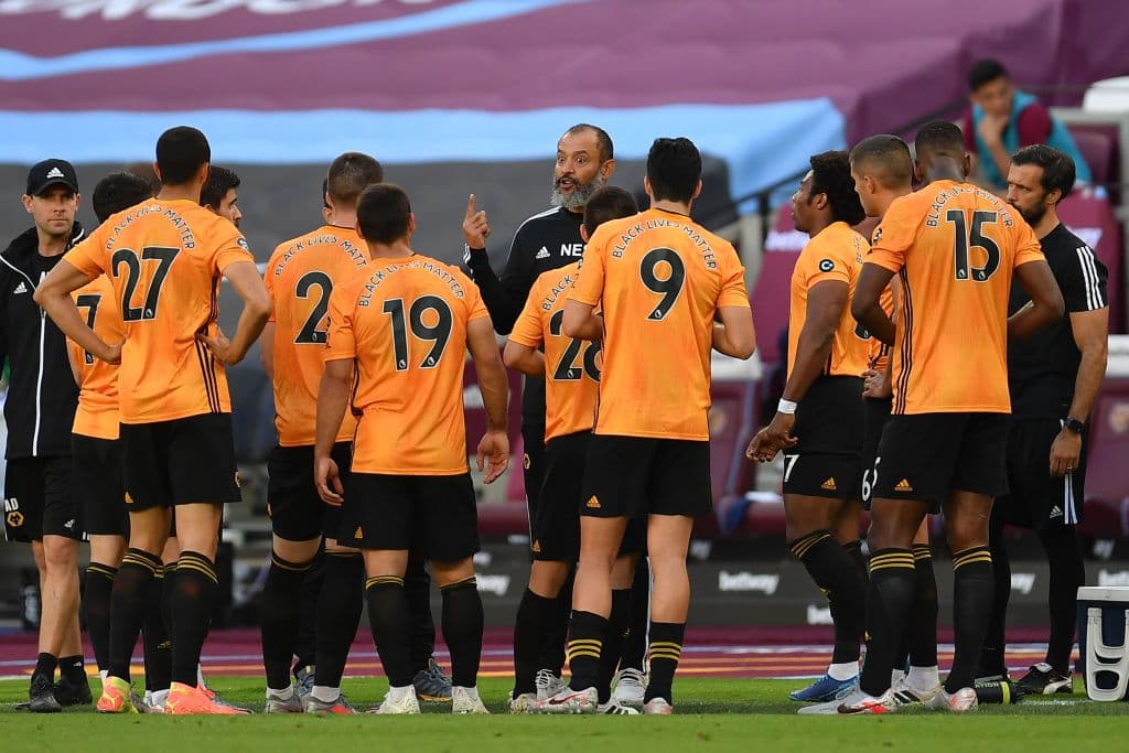 Durante la pausa para hidratación escuchó atento las idicaciones de su timonel.