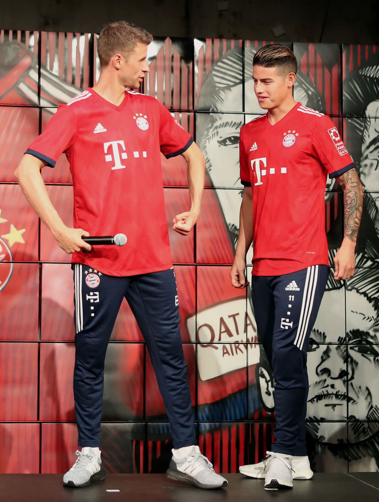 Este martes, en Múnich, el F.C. Bayern realizó la presentación de su nueva playera para la próxima temporada con varios de sus jugadores que son imagen de la reconocida marca alemana encargada de confeccionar sus uniformes. Este se estrenerá en el último juego de la Bundesliga ante el Stuttgart y se volverá a usar en la final de la DFB Pokal ante el Eintracht Frankfurt de Carlos Salcedo y Marco Fabián.