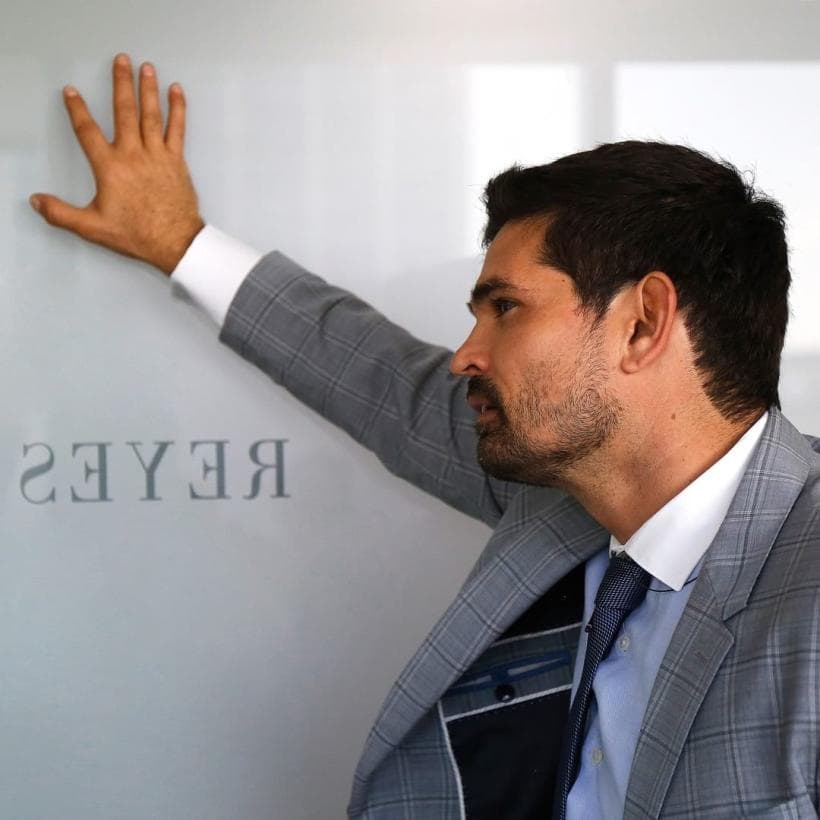 Luego de un tiempo alejado de las telenovelas, en
<b><a href="https://www.univision.com/shows/como-tu-no-hay-dos" target="_blank">Como Tú No hay Dos</a></b>,
<b><a href="https://www.univision.com/temas/ferdinando-valencia" target="_blank">Ferdinando Valencia</a></b> dará vida a Damián Fuentes, un guapo, seductor, codicioso y manipulador gerente de las empresas Reyes Alonso.