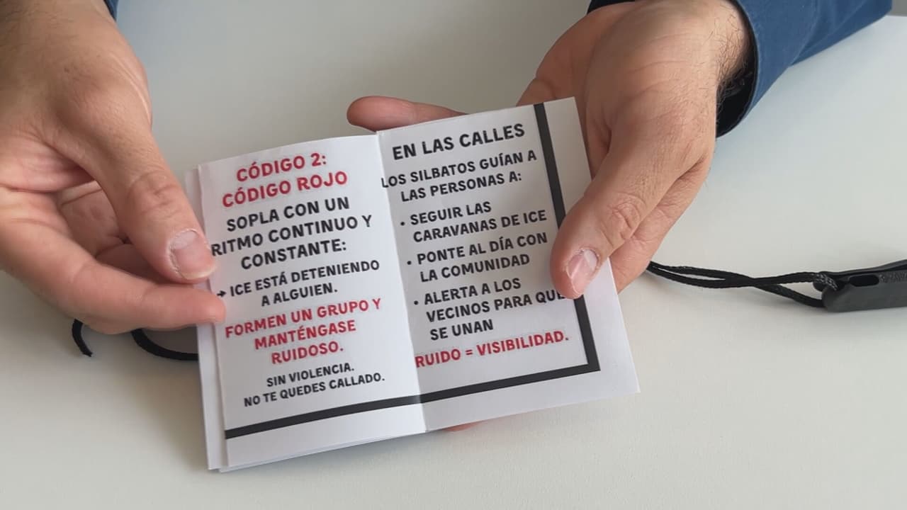 Los silbatos dentro de la comunidad tienen códigos, y la forma en que se hacen sonar tienen un significado de alerta distinto.