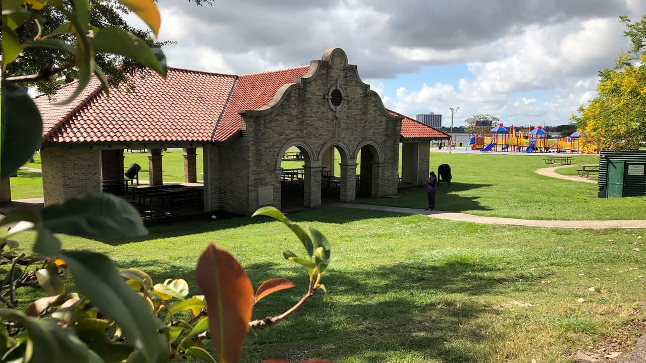 El parque cuenta con amplias zonas verdes y áreas recreativas para que los niños se diviertan en un ambiente seguro.