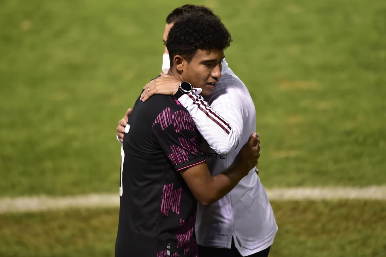 Luis Pérez, entrenador mexicano, consoló a su jugador.