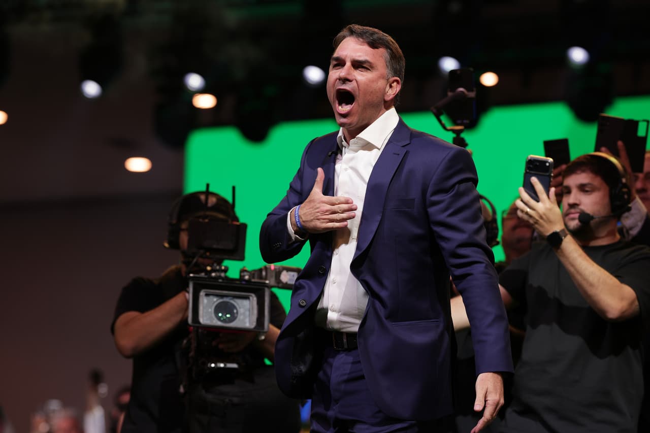 En nombre de su padre, Flávio Bolsonaro oficializa su candidatura presidencial en Brasil