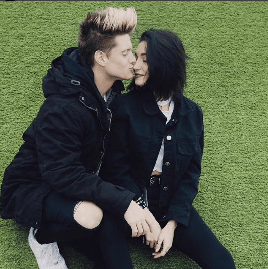 Tiene una relación con la modelo Amira Chediak.