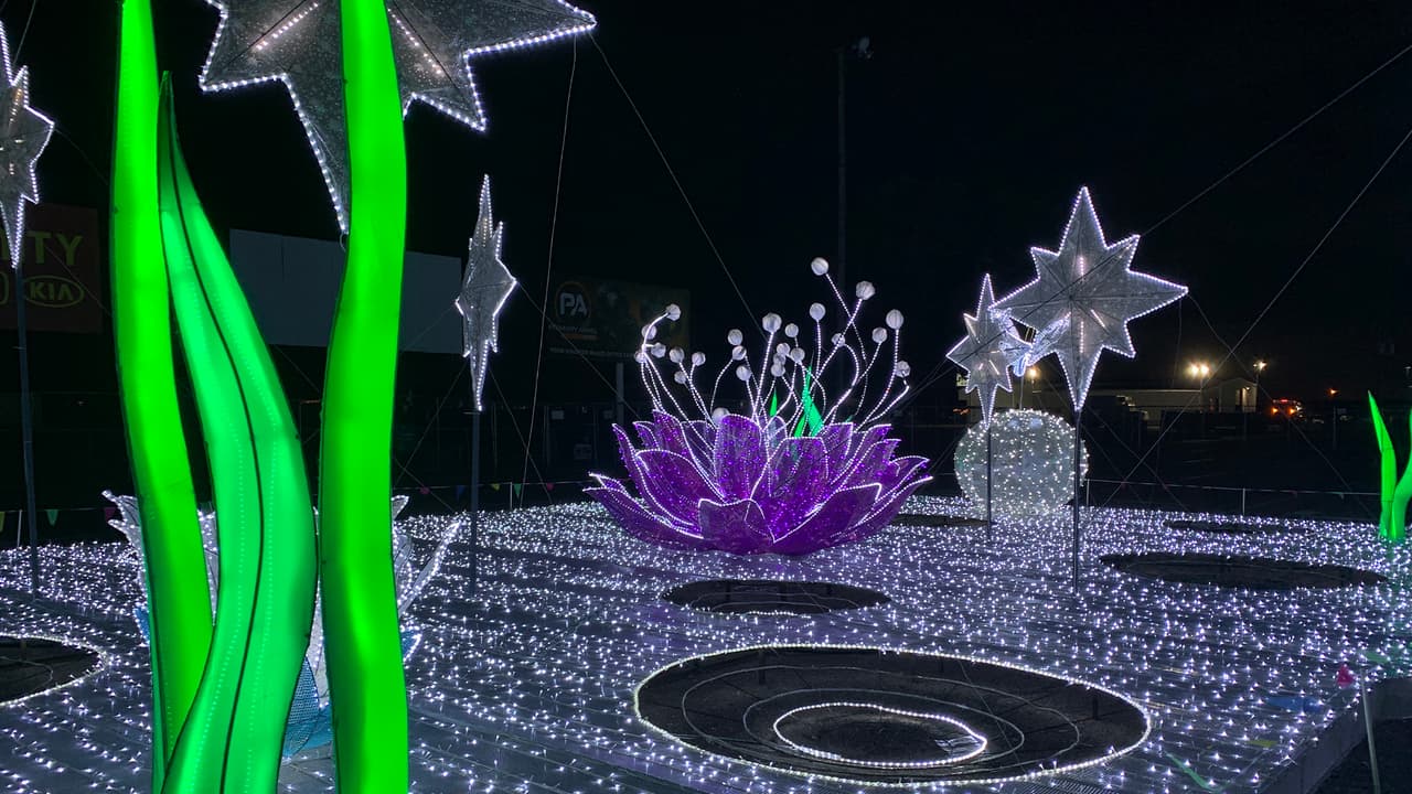 Está ubicado en el
<b>Houston Raceway Park</b> y esta es la dirección:
<b>2525 FM 565, Baytown, TX 77523</b>