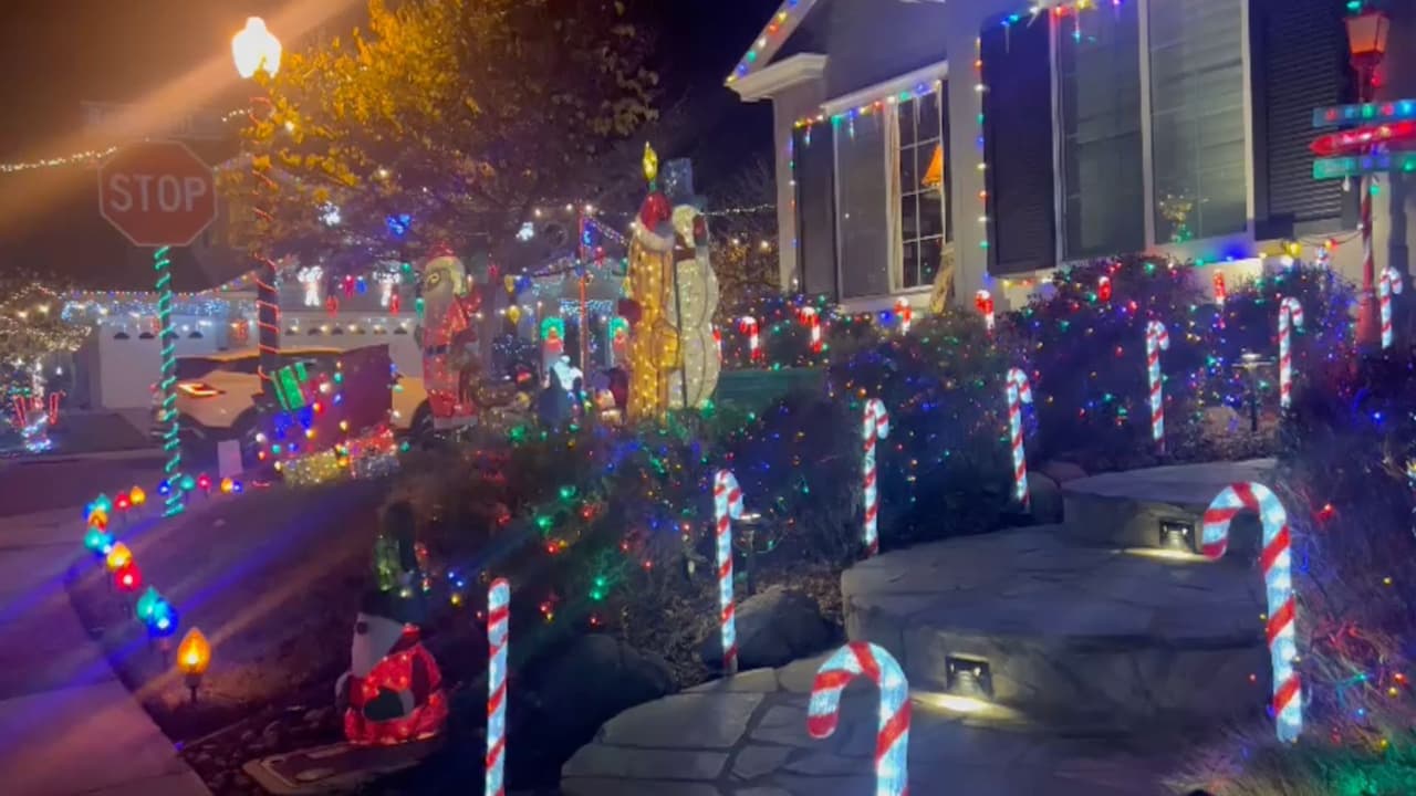 <h2 class="cms-H2-H2">Fab 40s se ilumina para la Navidad</h2>
<br>
<br>Uno de los vecindarios más famosos para las celebraciones es el conocido Fab 40s que como cada año
<b>se ilumina para recibir a cientos de visitantes con sus casas adornadas</b>.
<br>
<br>Este lugar se encuentra en el área de East Sacramento y la recomendación es
<b>que te estaciones en un lugar cercano y camine</b>s para disfrutar de estas rutas.