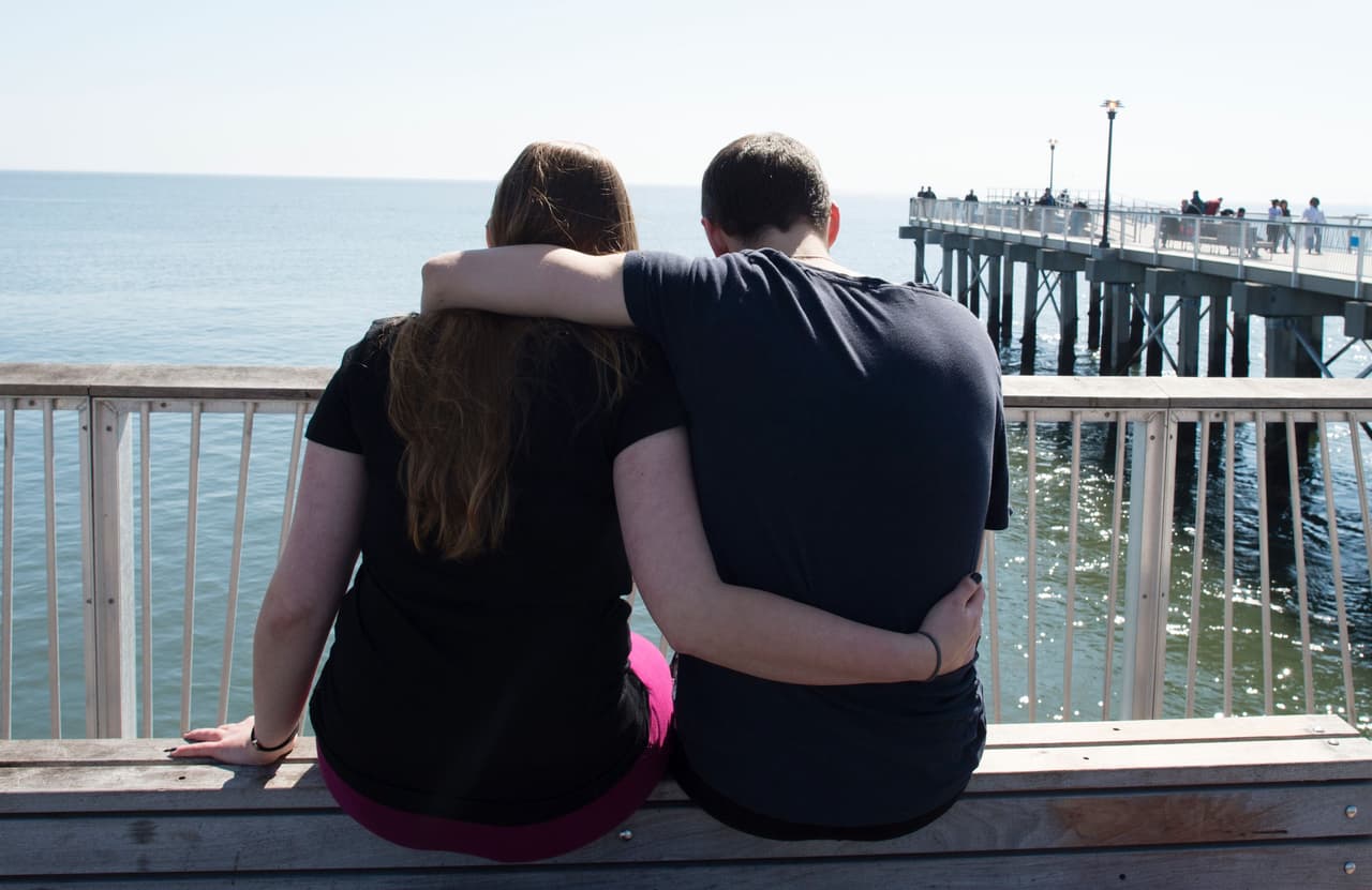 <b>¿Es contagiosa? </b>La culebrilla no es contagiosa, incluso si se comparten utensilios o se está en el mimo ambiente de la persona afectada. Lo que sí puede ocurrir es que alguien que nunca haya tenido varicela la contraiga al entrar en contacto físico directo con las ampollas de la erupción.