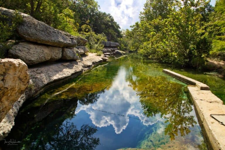 <b><a href="https://www.univision.com/local/austin-kakw/puedes-relajarte-y-sumergirte-en-esta-cueva-subterranea-de-texas-por-9">Jacob’s well </a></b>
<br>
<br>Estas aguas son un área natural protegida, por lo que su piscina natural es cerrada desde octubre hasta abril para restablecer la flora y fauna del área. Fuera de ese periodo, es necesario hacer una reservación para nadar, pero no para hacer caminatas. Es considerada la segunda caverna subterránea más grande de Texas.