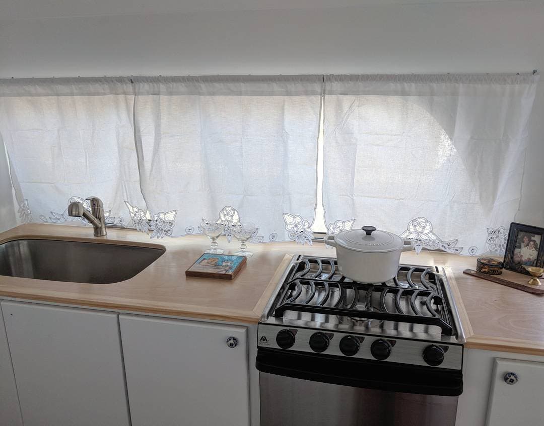 La cocina cuenta con todo lo necesario, un fregadero, mueble para almacenar objetos y alimentos y estufa con horno. En la cocina también se encuentra el centro de lavado, integrado por una lavadora y secadora. Para el funcionamiento de la estufa y horno se utiliza gas propano.