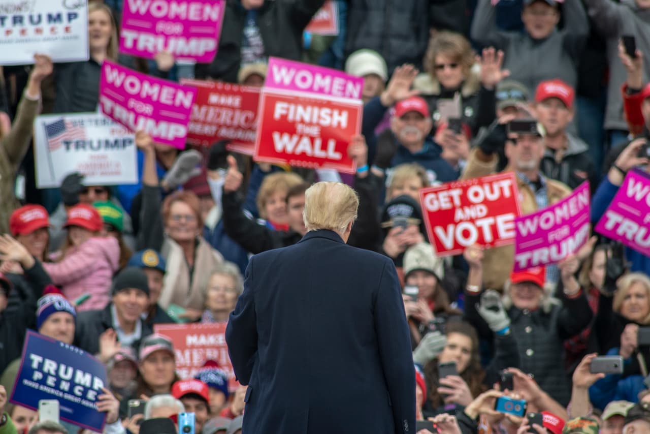 Diez altos empleados de la Casa Blanca y tres miembros del gabinete de Donald Trump violaron la Ley Hacth, que impide que funcionarios de gobierno (a excepción del presidente y el vicepresidente) participen en actividades políticas o campañas proselitistas, según un informe de la Oficina del Asesor Especial de EEUU que fue publicado esta semana.